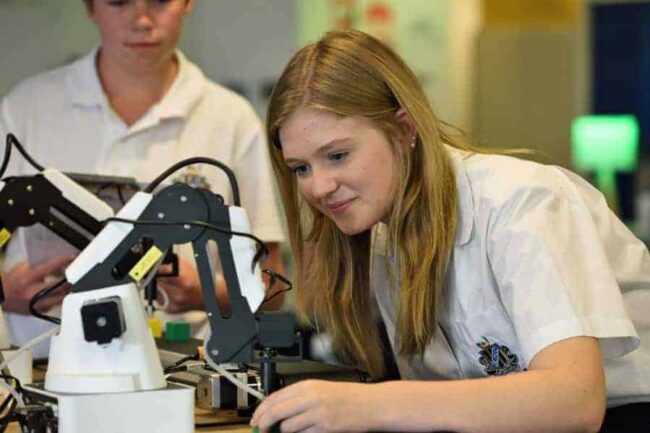 Theres-a-shortage-of-girls-studying-STEM-related-subjects-899×600