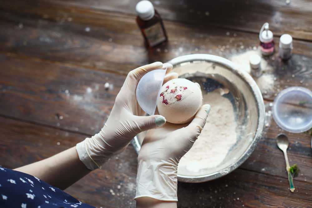 How to make bath bombs safely||The chemical reaction in bath bombs is between citric acid and sodium carbonate